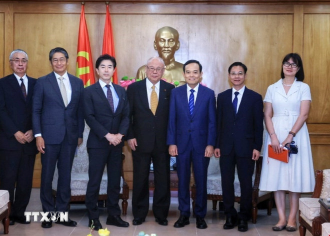 Các đại biểu chụp ảnh chung. (Ảnh: Tuấn Anh/TTXVN) ttxvn-0406-viet-nam-nhat-ban-2.jpg