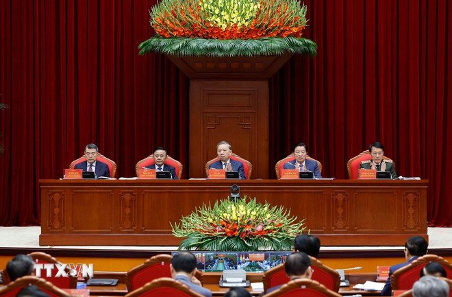 Generalsekretär To Lam und weitere Partei- und Staatsführer leiteten die Konferenz. (Foto: Thong Nhat/VNA) ttxvn-1112-tong-bi-thu-chong-tham-nhung-lang-phi.jpg