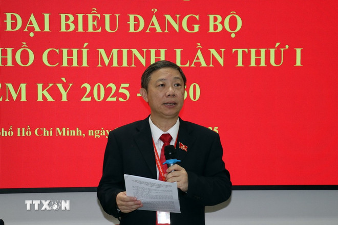 Trưởng Ban Tuyên giáo và Dân vận Thành ủy Thành phố Hồ Chí Minh Dương Anh Đức trao đổi tại buổi họp báo. (Ảnh: Tiến Lực/TTXVN) ttxvn-1510-hop-bao-dai-hoi-dang-bo-thanh-pho-ho-chi-minh-3.jpg