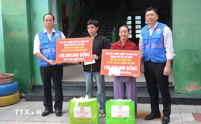 ttxvn-1111-thanh-pho-ho-chi-minh-ho-tro-hue-bao-lu-2.jpg