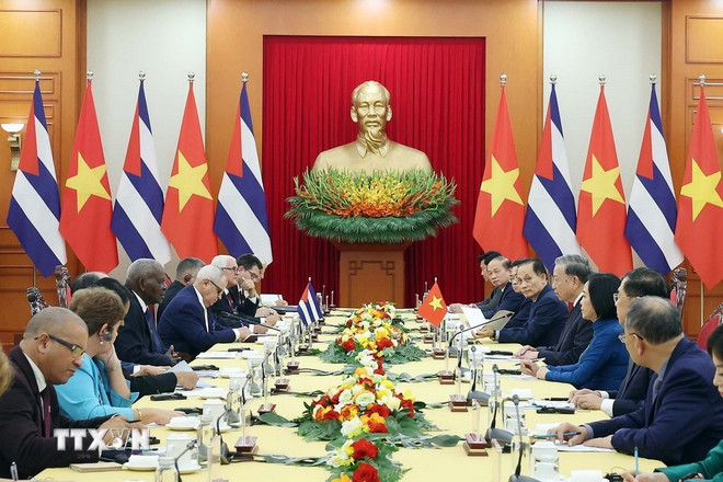 អគ្គលេខាបក្ស To Lam បានទទួលជួបជាមួយប្រធានរដ្ឋសភានៃអំណាចប្រជាជន និងក្រុមប្រឹក្សារដ្ឋគុយបា Esteban Lazo Hernandez ក្នុងដំណើរបំពេញទស្សនកិច្ចជាផ្លូវការនៅវៀតណាម។ (រូបថត៖ Thong Nhat/VNA) ttxvn-0110-tong-bi-thu-viet-nam-cuba-4.jpg