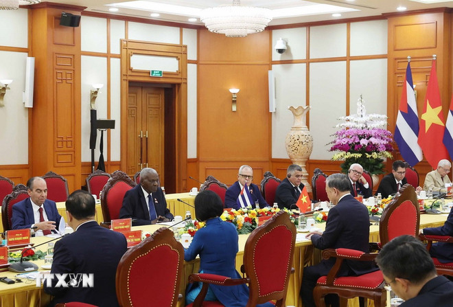 អគ្គលេខាបក្ស To Lam បានទទួលជួបជាមួយប្រធានរដ្ឋសភានៃអំណាចប្រជាជន និងក្រុមប្រឹក្សារដ្ឋគុយបា Esteban Lazo Hernandez ក្នុងដំណើរបំពេញទស្សនកិច្ចជាផ្លូវការនៅវៀតណាម។ (រូបថត៖ Thong Nhat/VNA) ttxvn-0110-tong-bi-thu-viet-nam-cuba-3.jpg