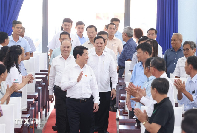 ប្រធានរដ្ឋ Luong Cuong ចូលរួមកិច្ចប្រជុំជាមួយអ្នកបោះឆ្នោតមុនសម័យប្រជុំលើកទី ១០ នៃរដ្ឋសភានីតិកាលទី ១៥ នៅឃុំ Tan An Hoi ទីក្រុងហូជីមិញ។ (រូបថត៖ Lam Khanh/VNA) ttxvn-0110-chu-tich-nuoc-tiep-xuc-cu-tri-thanh-pho-ho-chi-minh.jpg