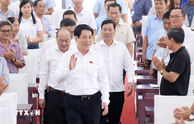 ttxvn-0110-chu-tich-nuoc-tiep-xuc-cu-tri-thanh-pho-ho-chi-minh-7.jpg