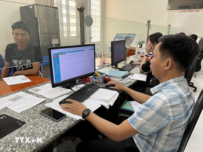 De heer Le Hoang Buc, specialist bij het Bureau van de Volksraad - Volkscomité van de gemeente Tan Hoa, is flexibel in het omgaan met administratieve procedures. (Foto: Duc Hanh/VNA) ttxvn-1410-tan-hoa-tay-ninh-chinh-quyen-2-cap-2.jpg