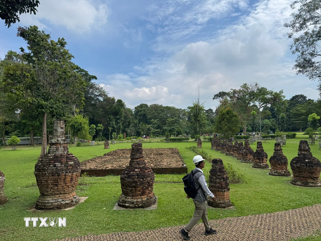 ស្តូបត្រូវបានជីកកកាយនិងជួសជុលនៅបរិវេណ Muarajambi ។ (រូបថត៖ Do Quyen/VNA) ttxvn-2305-den-co-muarajambi-indonesia-2.jpg
