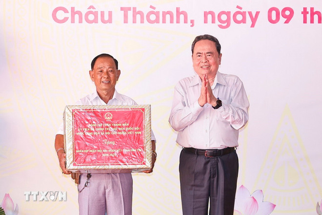 ttxvn-0911-chu-tich-quoc-hoi-dai-doan-ket-dan-toc-can-tho-16.jpg