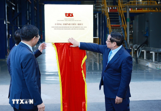 Premiärminister Pham Minh Chinh och delegater deltar i invigningsceremonin för LNG-kraftverken Nhon Trach 3 och 4 och avtäcker plaketten till minne av Vietnams kommunistiska partis 14:e nationella kongress. (Foto: Duong Giang/VNA) ttxvn-1412-thu-tuong-nha-may-dien-khi-nhon-trach-2.jpg