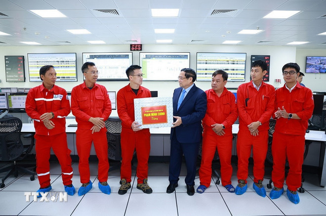 Premiärminister Pham Minh Chinh överlämnar gåvor till ingenjörer och experter som driver LNG-kraftverken Nhon Trach 3 och 4. (Foto: Duong Giang/VNA) ttxvn-1412-thu-tuong-nha-may-dien-khi-nhon-trach-10.jpg