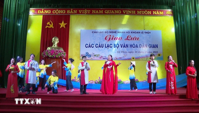 صنعتگران و باشگاههای فرهنگ عامه در استان کوانگ تری پیوسته ارزشهای میراثی را به جامعه و نسلهای آینده منتقل میکنند. (عکس: VNA) ttxvn-1412-ho-khoan-le-thuy-4.jpg