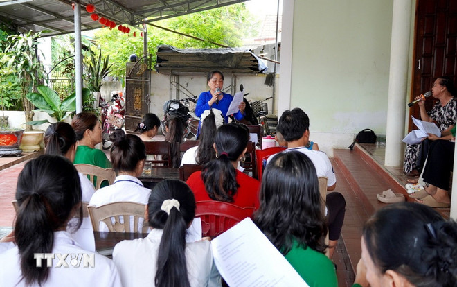 با وجود اینکه بیش از ۷۰ سال سن دارد، هنرمند شایسته نگوین تی لی، رئیس باشگاه آواز محلی له توی، همچنان به حفظ و نگهداری سنت آواز محلی له توی متعهد است. (عکس: VNA) ttxvn-1412-ho-khoan-le-thuy-2.jpg