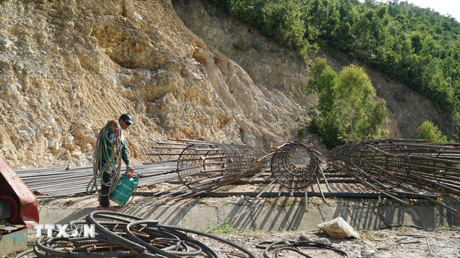 Da Nang concentra-se em investir em infraestrutura de transporte completa, síncrona e fluida para resolver o problema do desenvolvimento econômico em áreas montanhosas. (Foto: Quoc Dung/VNA) ttxvn-1110-tra-linh-da-nang-3.jpg