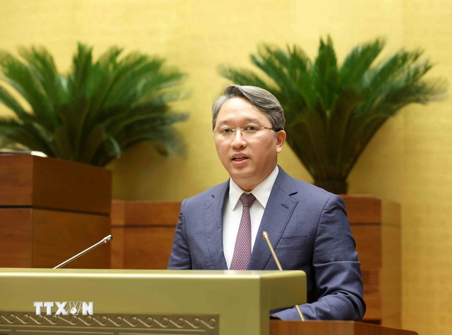 Bộ trưởng Bộ Tư pháp Nguyễn Hải Ninh trình bày Tờ trình dự án Luật Tương trợ tư pháp về dân sự. (Ảnh: Phương Hoa/TTXVN) ttxvn-2605-quoc-hoi-2.jpg