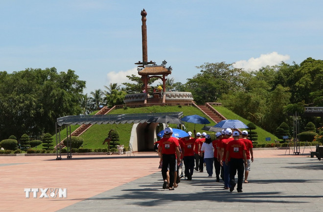 Đông đảo người dân đến thăm quan, viếng tại Di tích Quốc gia Thành cổ Quảng Trị. (Ảnh: Thanh Thủy/TTXVN) ttxvn-0309-thanh-co-quang-tri-2.jpg