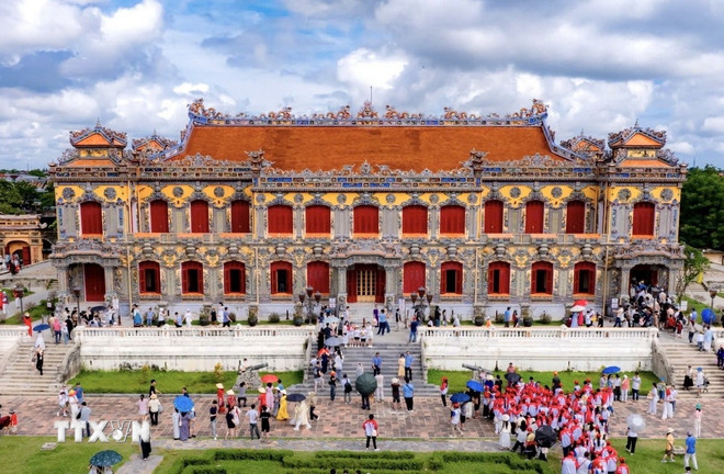 Đại Nội Huế thu hút lượng lớn khách tham quan. (Ảnh: Văn Dũng/TTXVN) ttxvn-0309-du-lich-hue-2.jpg