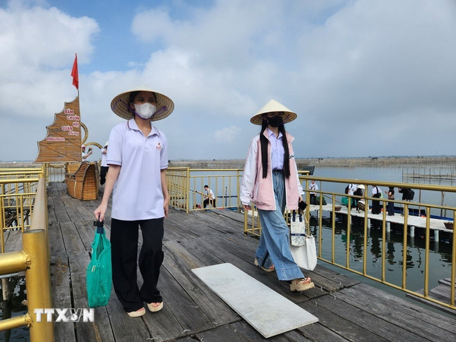 Du khách được khuyến khích mang theo túi vải, vật dụng cá nhân khi đến du lịch, sử dụng dịch vụ tại xã Phú An, huyện Phú Vang, thành phố Huế. (Ảnh: Mai Trang/TTXVN) ttxvn-0309-du-lich-xanh-hue.jpg