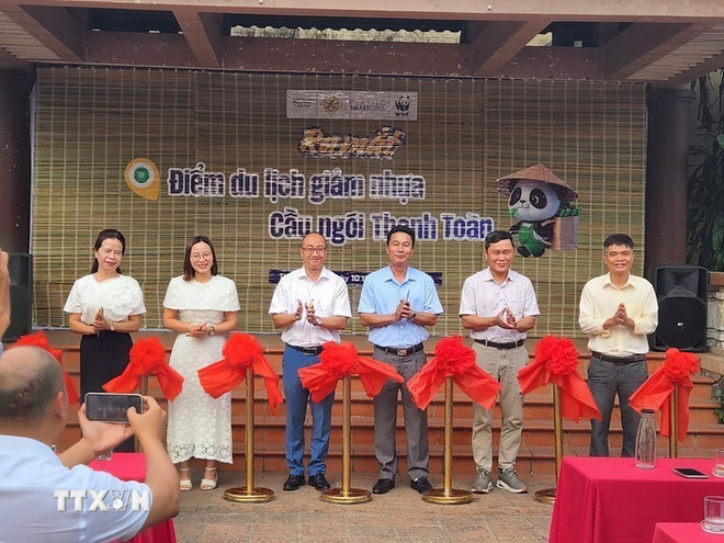 Nghi thức cắt băng ra mắt Điểm du lịch giảm nhựa Cầu ngói Thanh Toàn. (Ảnh: Mai Trang/TTXVN) ttxvn-0309-du-lich-giam-nhua-cau-ngoi-thanh-toan-hue-2.jpg