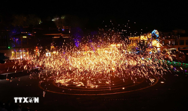 Iron is heated at temperatures up to 1,600 degrees Celsius, turns into liquid, and is thrown into the sky using special techniques to spread out like a brilliant flower. (Photo: Van Diep/VNA) ttxvn-2205-vu-han-6.jpg