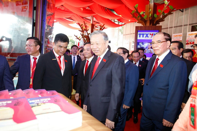 Setiausaha Agung Kepada Lam dan pemimpin Parti dan Negeri lain melawat pameran di Kongres Parti Bandaraya Ho Chi Minh. (Foto: Thanh Vu/VNA) lanh-dao-dang-trien-lam-dai-hoi-dang-thanh-pho-ho-chi-minh-2.jpg