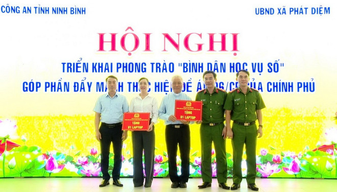 Đại tá Đỗ Hoài Nam, Phó Giám đốc Công an tỉnh tặng Laptop cho Trung tâm Hành chính công xã Phát Diệm và Giáo xứ Phát Vinh. (Nguồn: Công an tỉnh Ninh Bình) 3107-binh-dan-hoc-vu-so-5.jpg