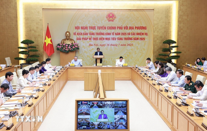 Thủ tướng Phạm Minh Chính chủ trì Hội nghị Chính phủ với địa phương về kịch bản tăng trưởng kinh tế năm 2025. (Ảnh: Dương Giang/TTXVN)