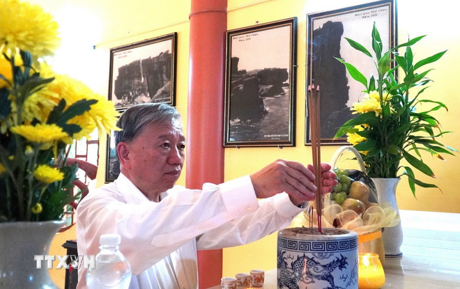 Tổng Bí thư Tô Lâm cùng đoàn công tác dâng hương tưởng niệm Chủ tịch Hồ Chí Minh và các Anh hùng liệt sỹ tại Đền thờ Thổ Châu. (Ảnh: Văn Sĩ/TTXVN)