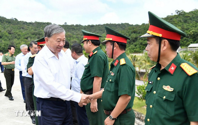 Tổng Bí thư Tô Lâm với cán bộ chiến sỹ làm nhiệm vụ tại đặc khu Thổ Châu, tỉnh An Giang. (Ảnh: Văn Sĩ/TTXVN)