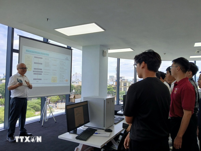 Herr Phil Hoang, Halbleiterexperte der TreSemi Technology Expert Organization (USA), unterrichtet Studenten in Da Nang im Mikrochip-Design. (Foto: My Ha/VNA) ttxvn-0208-ban-dan-3.jpg