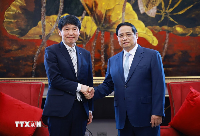 El primer ministro Pham Minh Chinh recibió al Sr. Yamamoto Ichita, gobernador de la prefectura de Gunma (Japón). (Foto: Duong Giang/VNA) ttxvn-2511-thu-tuong-tiep-thong-doc-tinh-gunma.jpg