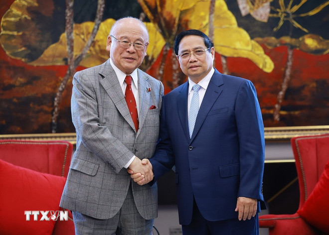 El Primer Ministro Pham Minh Chinh recibió al Sr. Takebe Tsutomu, Asesor Especial de la Alianza Parlamentaria de Amistad Japón-Vietnam. (Foto: Duong Giang/VNA) ttxvn-2511-thu-tuong-tiep-co-van-lien-minh-nghi-sy-huu-nghi-viet-nam-nhat-ban-2.jpg