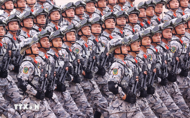 ทหารพลร่มหน่วยรบพิเศษกำลังเดินขบวน (ภาพ: VNA) ttxvn-0209-le-dieu-binh-56.jpg