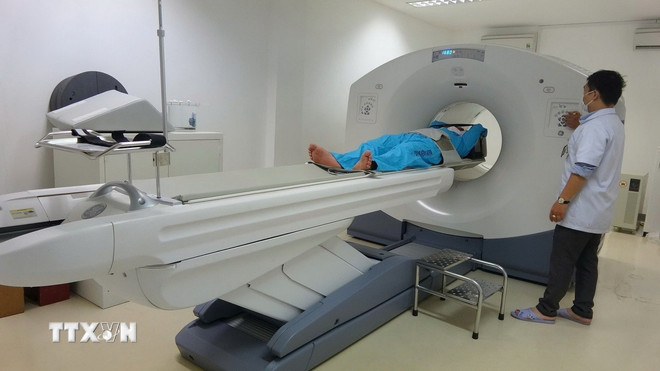 การสแกน PETCT เพื่อคัดกรองมะเร็งระยะเริ่มต้นที่โรงพยาบาลดานัง (ภาพถ่าย: My Ha/VNA) ttxvn-1706-benh-vien-da-nang-2.jpg