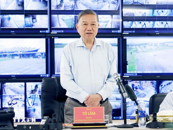 دبیرکل تو لام در یک جلسه کاری با رهبران شهر هوئه صحبت میکند. (عکس: تونگ نات/VNA) ttxvn-0211-tong-bi-thu-tham-hoi-nguoi-dan-hue-10.jpg