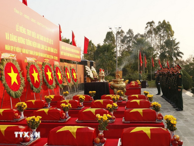 ttxvn-2012-hai-cot-liet-sy-binh-phuoc.jpg