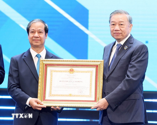 Tổng Bí thư Tô Lâm trao tặng Huân chương Lao động hạng Nhất cho Bộ Giáo dục-Đào tạo. (Ảnh: Thống Nhất/TTXVN) ttxvn-0509-tong-bi-thu-nganh-giao-duc-19.jpg