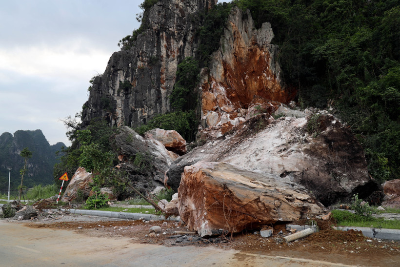 Sạt lở đá gây nguy hiểm cho người và phương tiện lưu thông qua khu vực đường bao biển nối Hạ Long - Cẩm Phả (cũ). (Ảnh: Đức Hiếu/TTXVN)