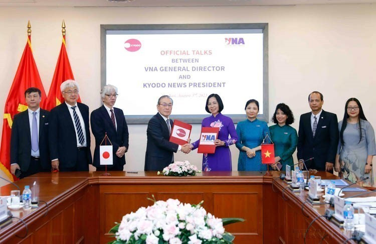 Tổng Giám đốc Thông tấn xã Việt Nam Vũ Việt Trang và Chủ tịch Hãng Thông tấn Kyodo News (Nhật Bản) Toru Mizutani ký Thỏa thuận hợp tác giữa Thông tấn xã Việt Nam và Kyodo News (Nhật Bản), sáng 3/8/2023. (Ảnh: An Đăng/TTXVN)