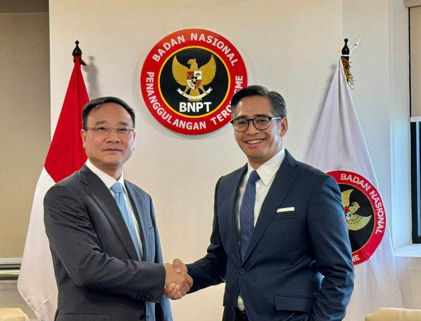 Ông Andhika Chrisnayudhanto, Phó Giám đốc Cơ quan chống khủng bố quốc gia Indonesia và Trung tướng Phạm Thế Tùng (trái), Thứ trưởng Bộ Công an Việt Nam chủ trì cuộc họp. (Ảnh: Đỗ Quyên/TTXVN)