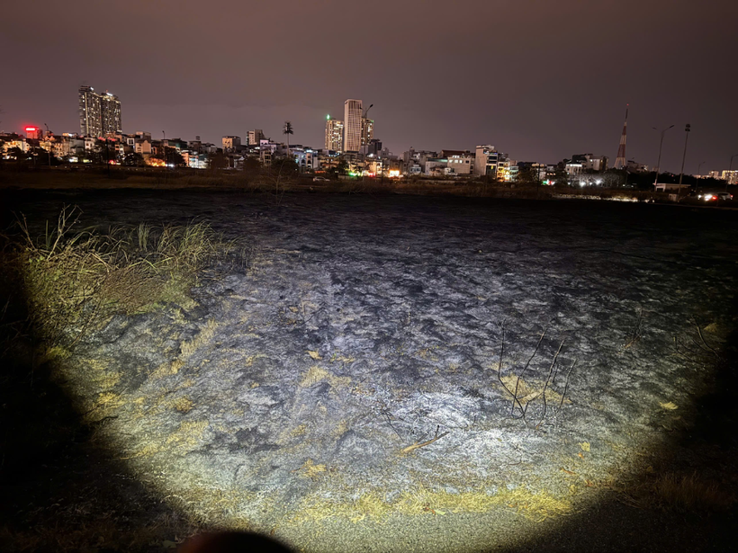 Cháy tại bãi cỏ liền kề nơi tổng duyệt drone Rực rỡ Thăng Long 2025. (Ảnh: Ban Tổ chức cung cấp).