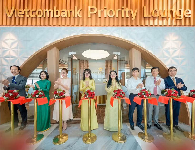  Bà Đoàn Hồng Nhung - Thành viên Ban Điều hành, Giám đốc Khối bán lẻ Vietcombank (thứ 5 từ phải sang) cùng đại diện lãnh đạo Tập đoàn Taseco, Taseco Sài Gòn và đại biểu khách mời cắt băng khánh thành phòng chờ Vietcombank Priority tại Nhà ga T3, Sân bay quốc tế Tân Sơn Nhất, Thành phố Hồ Chí Minh sáng ngày 30/04. (Ảnh: Vietnam+)