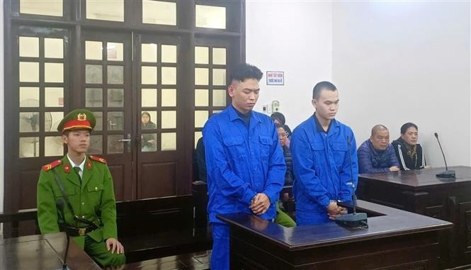 Hai bị cáo tại phiên tòa. (Ảnh: Kim Anh/TTXVN)