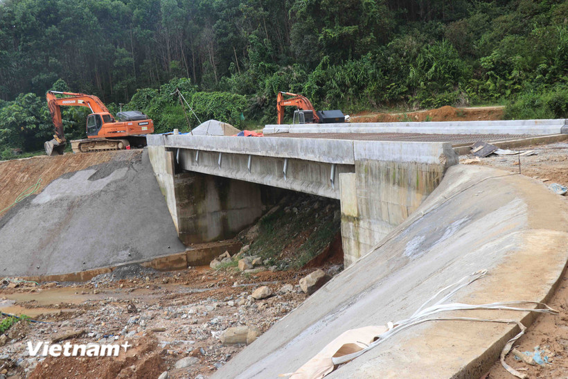 Các công trình cầu bắt qua sông, suối về xã vùng sâu Trà Leng hoàn thành đưa vào sử dụng trước mùa mưa năm nay. (Ảnh: Đoàn Hữu Trung/Vietnam+)