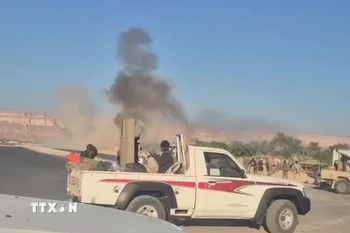 Khói bốc lên sau các cuộc không kích tại thành phố Mukalla, thủ phủ tỉnh Hadramawt, Yemen ngày 26/12/2025. (Ảnh: THX/TTXVN)