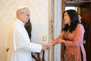 Thứ trưởng Lê Thị Thu Hằng tiếp kiến Giáo hoàng Leo XIV. (Ảnh: Mofa)