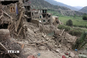 Cảnh đổ nát sau trận động đất tại Nurgal, tỉnh Kunar, Afghanistan. (Ảnh: THX/TTXVN)