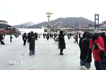 Quang cảnh khu vực câu cá trên băng tại lễ hội. (Ảnh: Đức Thắng/TTXVN)