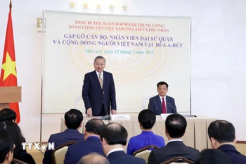 Tổng Bí thư Tô Lâm nói chuyện thân mật với cán bộ, nhân viên Đại sứ quán và đại diện cộng đồng người Việt tại Belarus. (Ảnh: Thống Nhất/TTXVN)