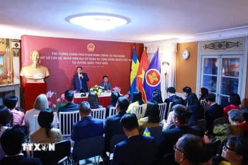 Thủ tướng Phạm Minh Chính phát biểu tại buổi gặp cán bộ, nhân viên Đại sứ quán và cộng đồng người Việt Nam tại Thụy Điển. (Ảnh: Dương Giang/TTXVN)