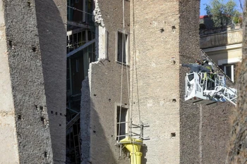 Tháp thời trung cổ Torre dei Conti bất ngờ đổ sập. (Ảnh: Xinhua)