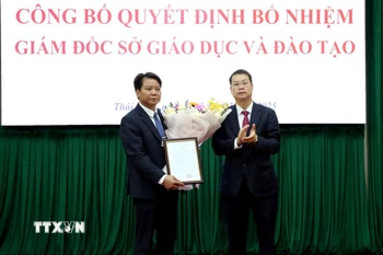 Chủ tịch Ủy ban Nhân dân tỉnh Thái Bình Nguyễn Mạnh Hùng (phải) trao Quyết định bổ nhiệm Giám đốc Sở Giáo dục và Đào tạo tỉnh Thái Bình cho ông Nguyễn Ngọc Hà. (Ảnh: Thế Duyệt/TTXVN)